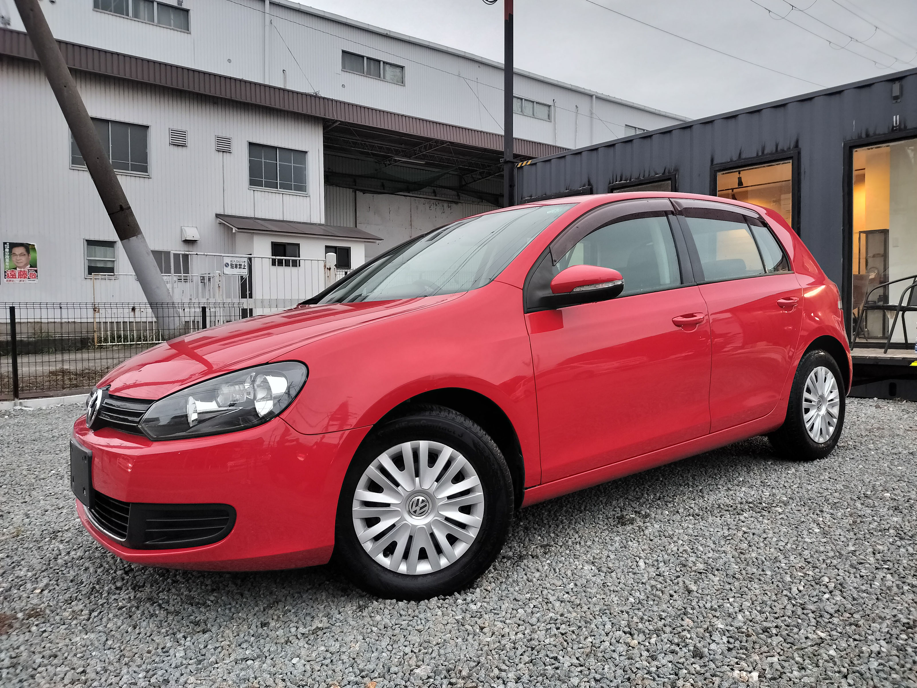 予定していた予算で低走行車が手に入りました。 懸念となっていた天井のたれも、張り替え済みなので安心でした。 輸入車定番ですが納車後のオイル漏れも無く、安心出来ます。 （バッテリーも新品、オイルも交換済み、ガソリンも満タンです。） 偶然にも誕生日が納車日になり、誕生日ケーキまで頂きありがとう御座いました。